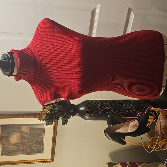 Cable & Gauge Red Sleeveless Metallic Knit Top - Picture 3 of 10